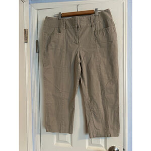 🔵Dana Buchman Women’s Khaki Capri Pants Size 16